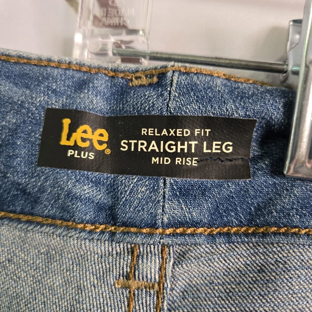 LEE | Petite Plus Relaxed Fit Straight Leg Mid Rise Jeans in Meridian sz 26W